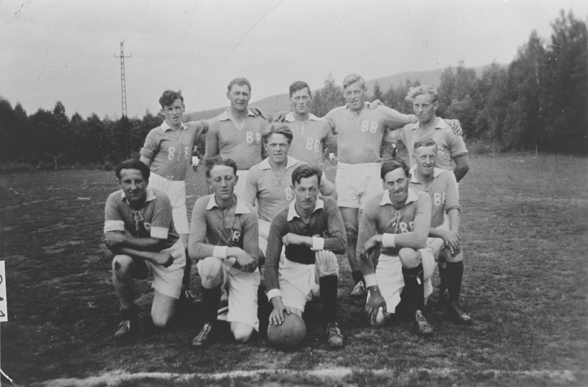 Fotballspillere, ca. 1940. Trolig Båsheim Ballklubb, på Narumsmoen.