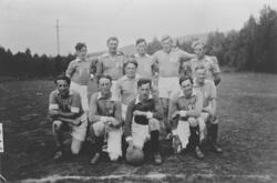 Fotballspillere, ca. 1940. Trolig Båsheim Ballklubb, på Naru