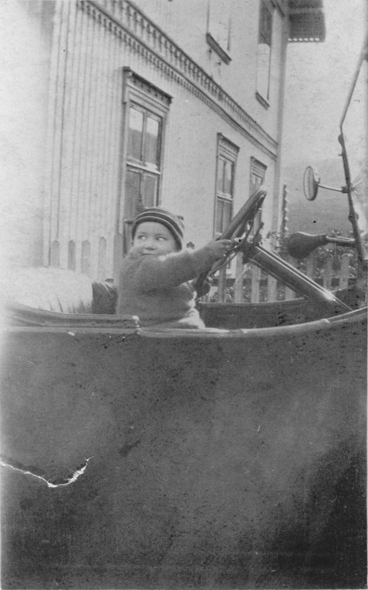 Ung sjåfør på Gulsvik, 1922. Trolig Anne Skaar Narum. Bilen er muligens en Dodge Shevy modell 1918-1919.
