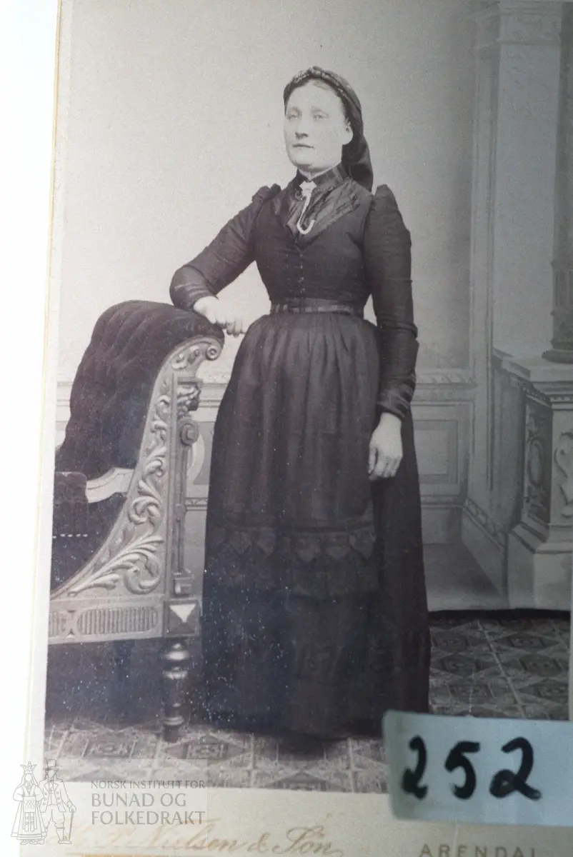 Bilde av Ragnhild Olsdtr. Smeland, f. 1862 - d. 1916. Hun var gift med Nils O. Oland fra Sessjord.