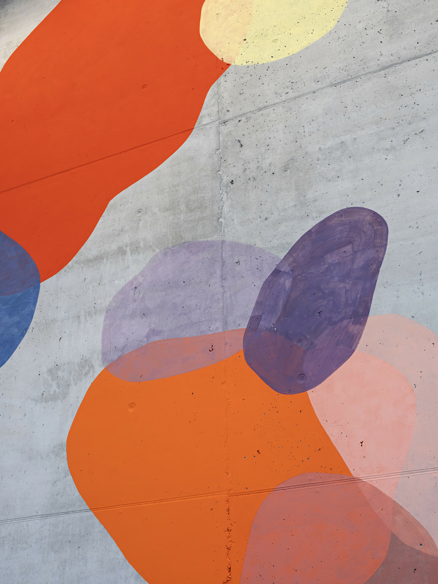 Farger fra ulike ballasturter fra området Brevik - Mule Varde, utført som veggfresker og akvarellbilder på papir, plassert rundt om på oppvekstsentret