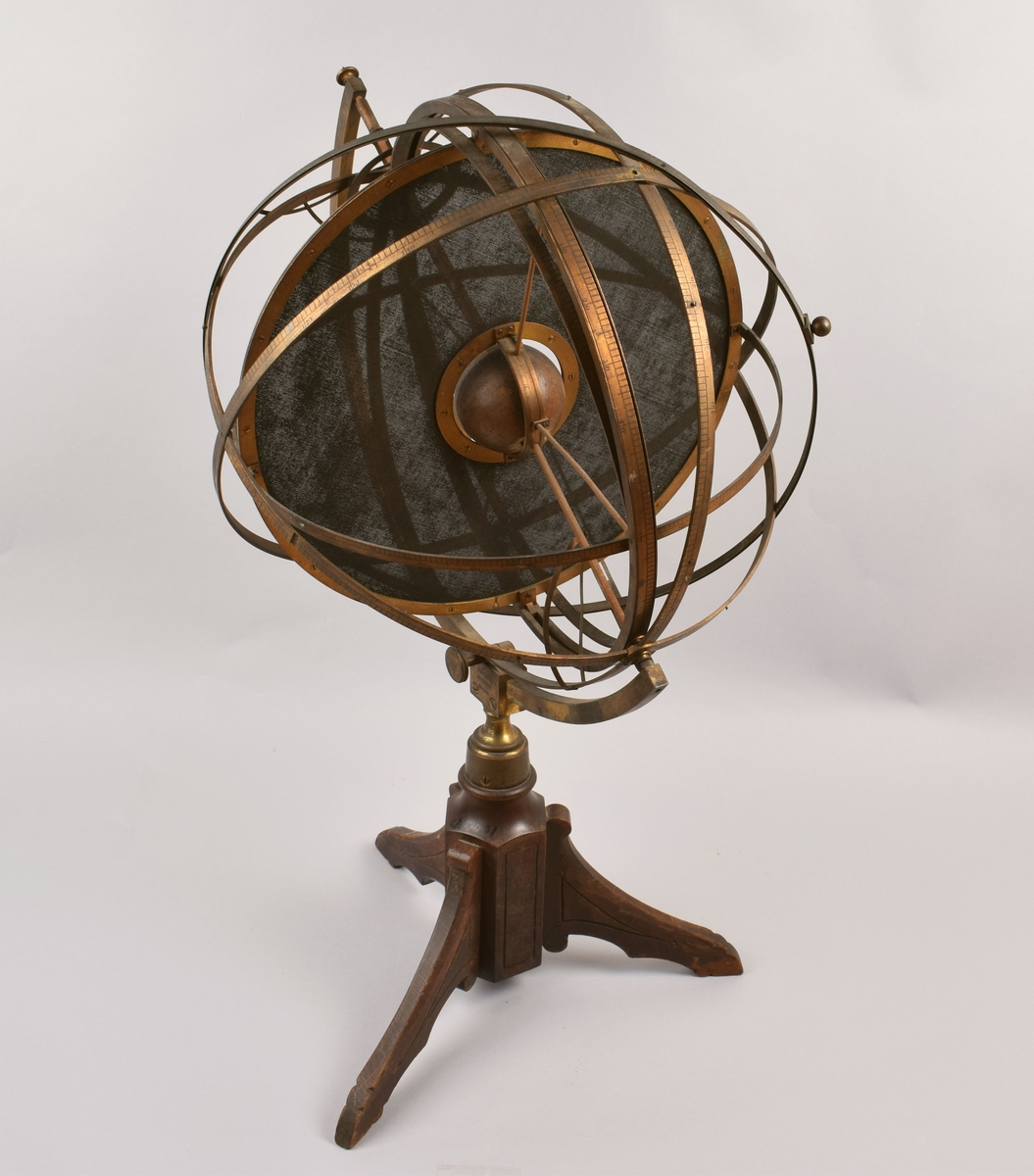 Astronomisk instrument. Skjelett av graderte metallringer som modellerer himmelsfæren. En klode i midten forestiller jorden. Står på en sekskantet, trefotet søyle. 
Anvendt for å vise stjerners bevegelser rundt jorden.
