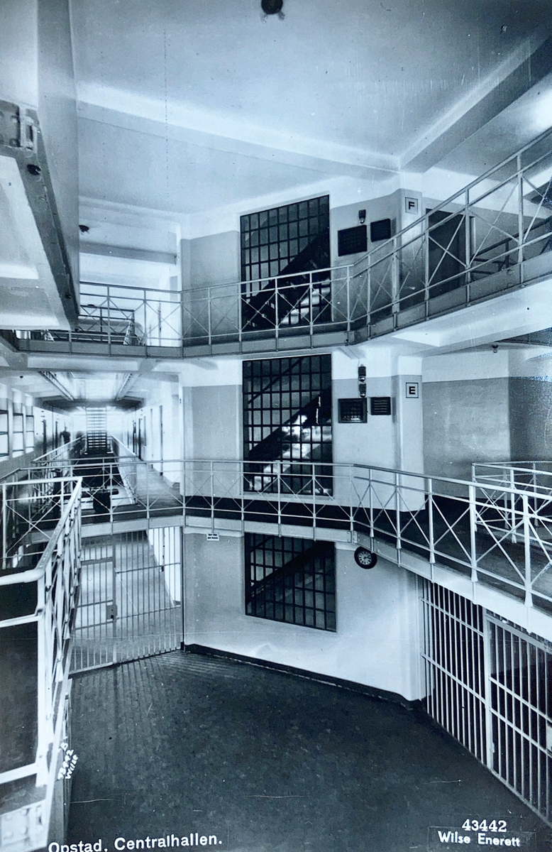 Interiørbilde fra sentralhallen i Opstad tvangsarbeidshus.