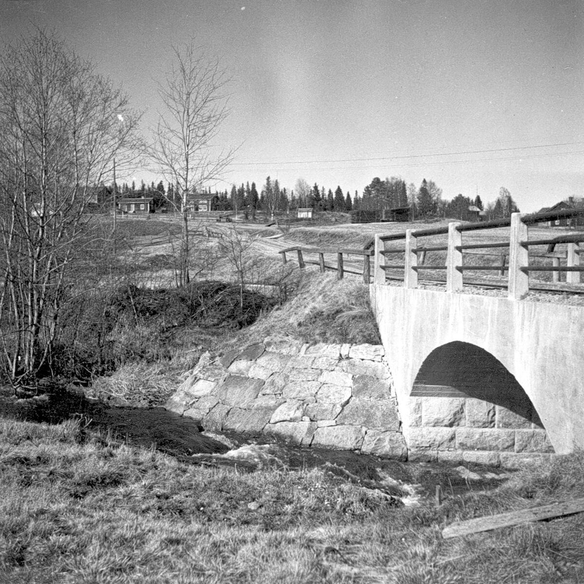 Vy över bron i Sjö, Häggdånger. Vägen från Antjärn till Kyrkan.