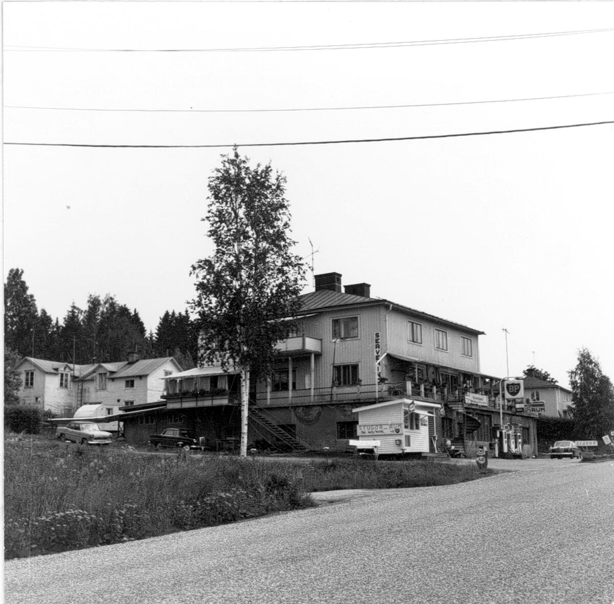 Gamla bilverkstaden i Gustavsvik. På 1950-talet fanns även Konditori o Café. Benämningen på fiket var Dollarfiket. På senare tid reparerades många Lastbilar där. Då var benämningen bilakuten.