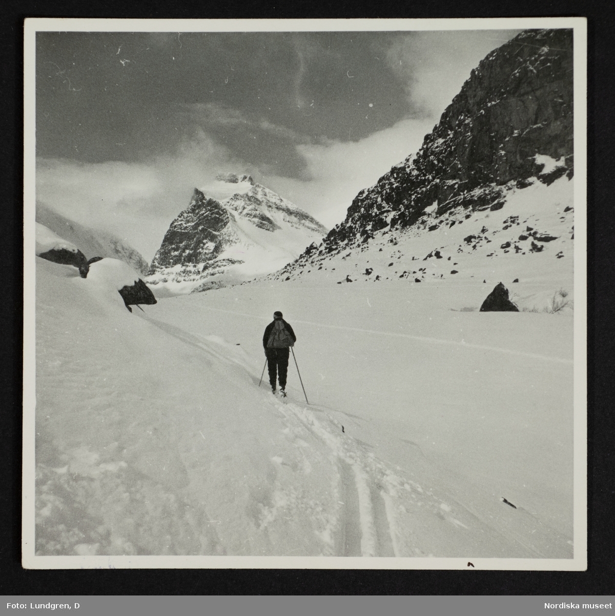 Ensam skidåkare bland bergen, 1934.