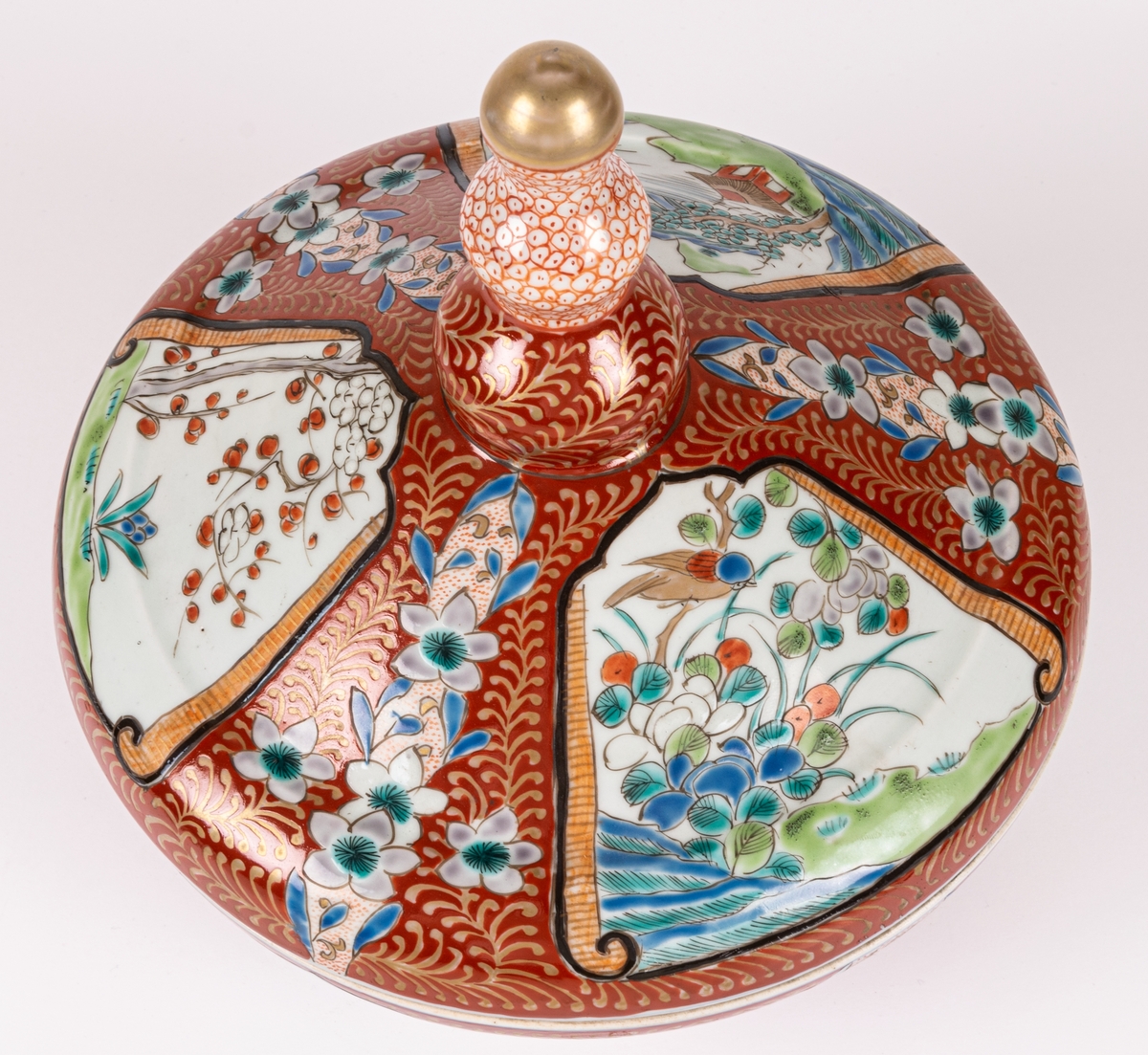 Terrin, rund, lock med hög knopp, ostindiskt porslin, polykrom dekor.