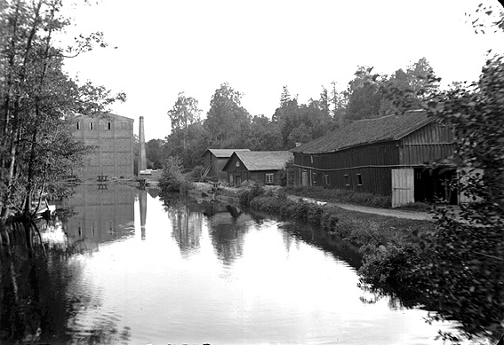 Industribyggnader vid damm i Alster mellan 1905-1930.