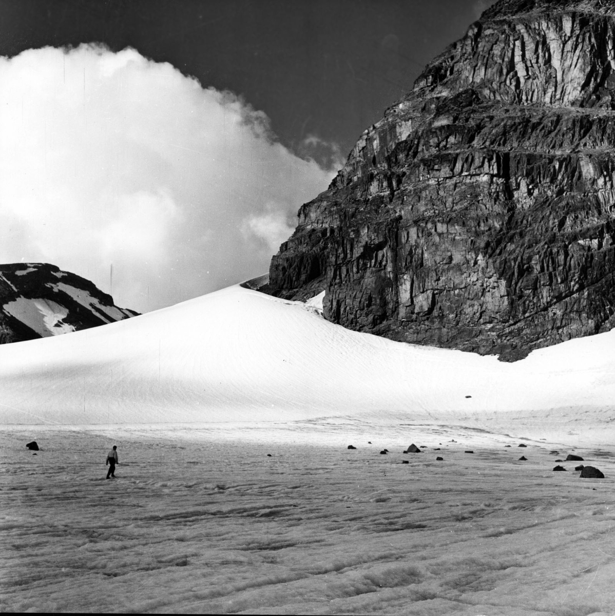 Dag Hammarskjöld går på glaciär i Sarekfjällen. Palkattjåkkos östvägg. 