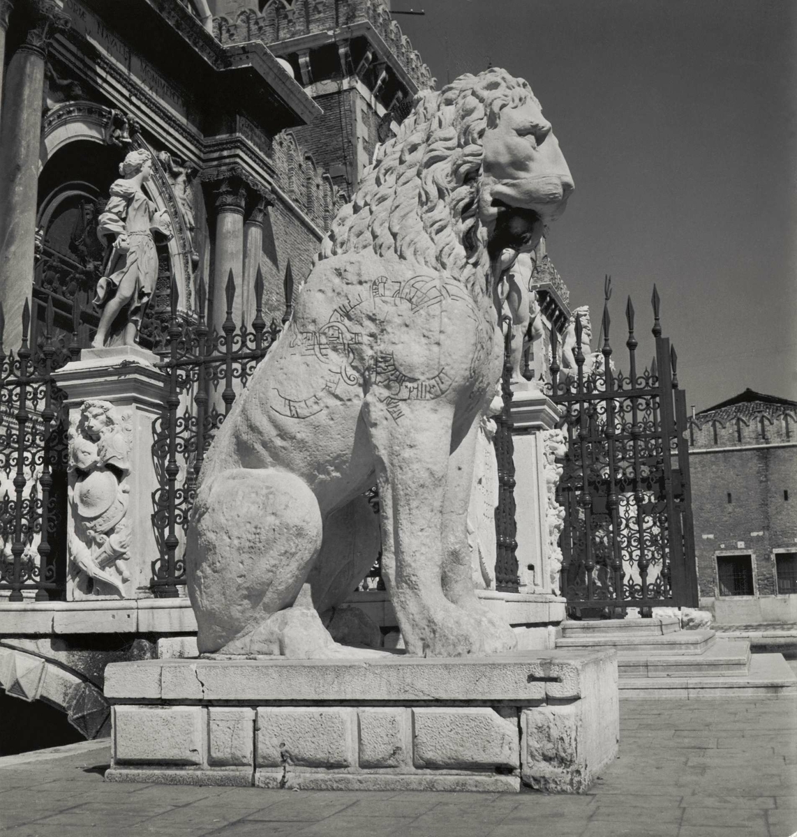 "Runlejonet i Venedig". Staty av lejon med runor inristade. Lejonet i profil.