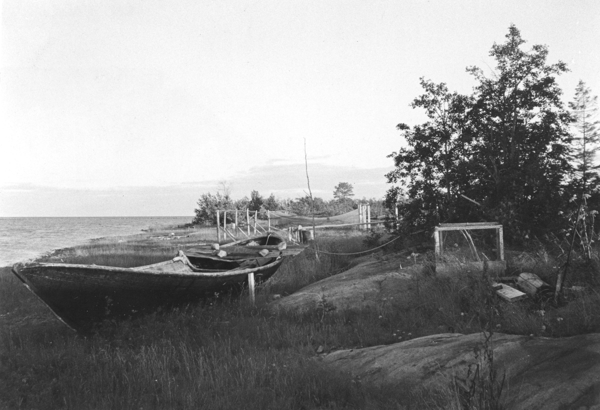 Fiskebåt och gistvall vid Norrgadden, hörande till den fiskestuga som finns där.