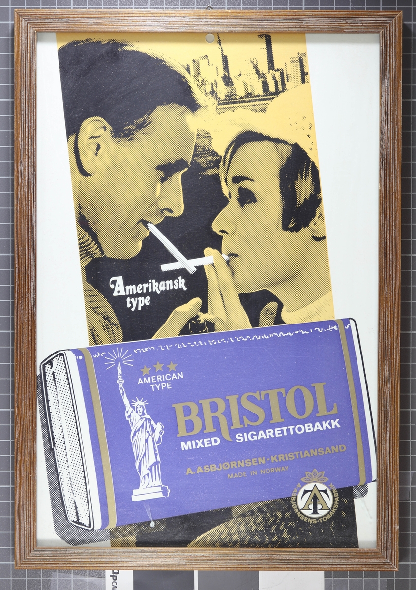 En pakke Bristol mixed sigarettobakk foran mann og kvinne med en sigarett hver som ser på hverandre.