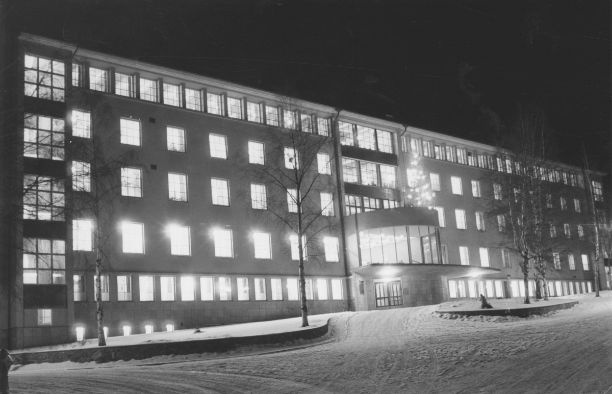Oppland Fylkessykehus med hovedinngang mot Kyrre Grepps gate, en vinterkveld.