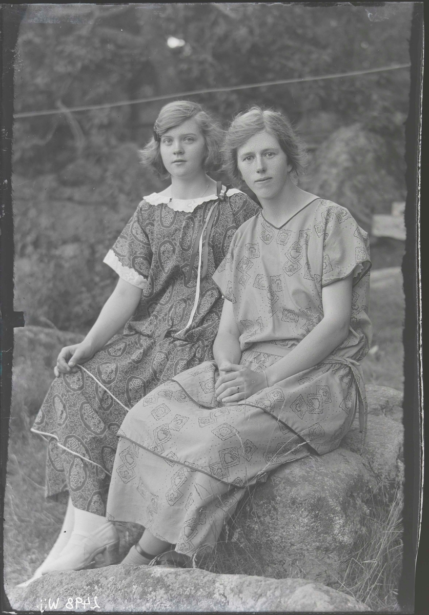 Fotografering beställd av Zettervall. Kvinnan till höger är sannolikt Greta Linnea Zettervall (1905-1985) bosatt på Ernsta. Den andra kvinnan är ej identifierad.