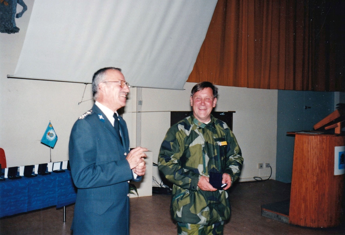 Göta Trängkår firar kårens dag den 25 okt 1997. Kamratföreningens sammanträde i Götasalen. Håkan Forsberg erhåller medalj av kårchefen Nils Smith.