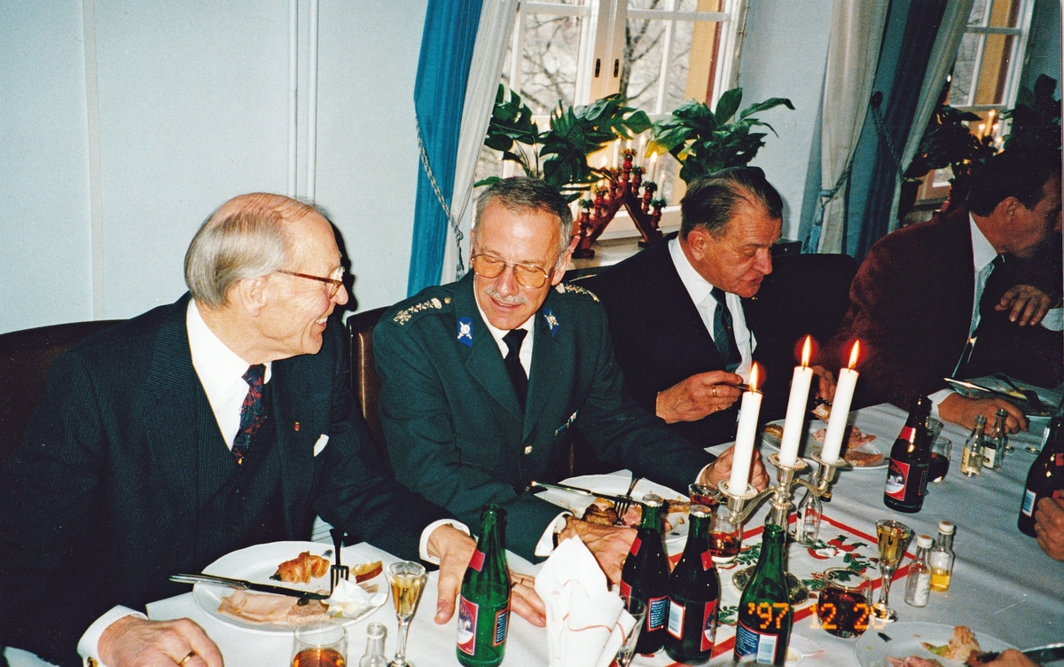 Jullunch 20 december 1997 fr.v. S Lingnert, Kårchefen Nils Smith och G R Nilsson.