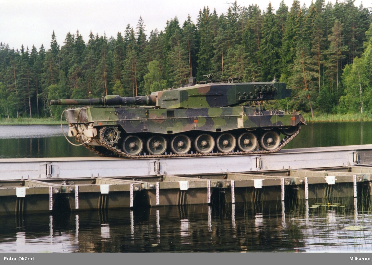 Flytande Krigsbro 4 (KB 4). Stridsvagn 121 "Leopard".