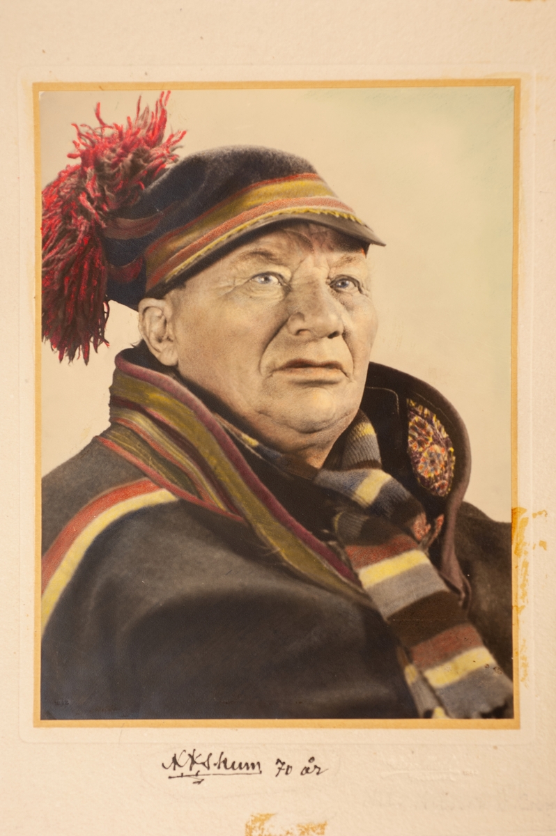 Kolorerat porträtt av Nils Nilsson Skum 70 år, 1942. L.A. 433
