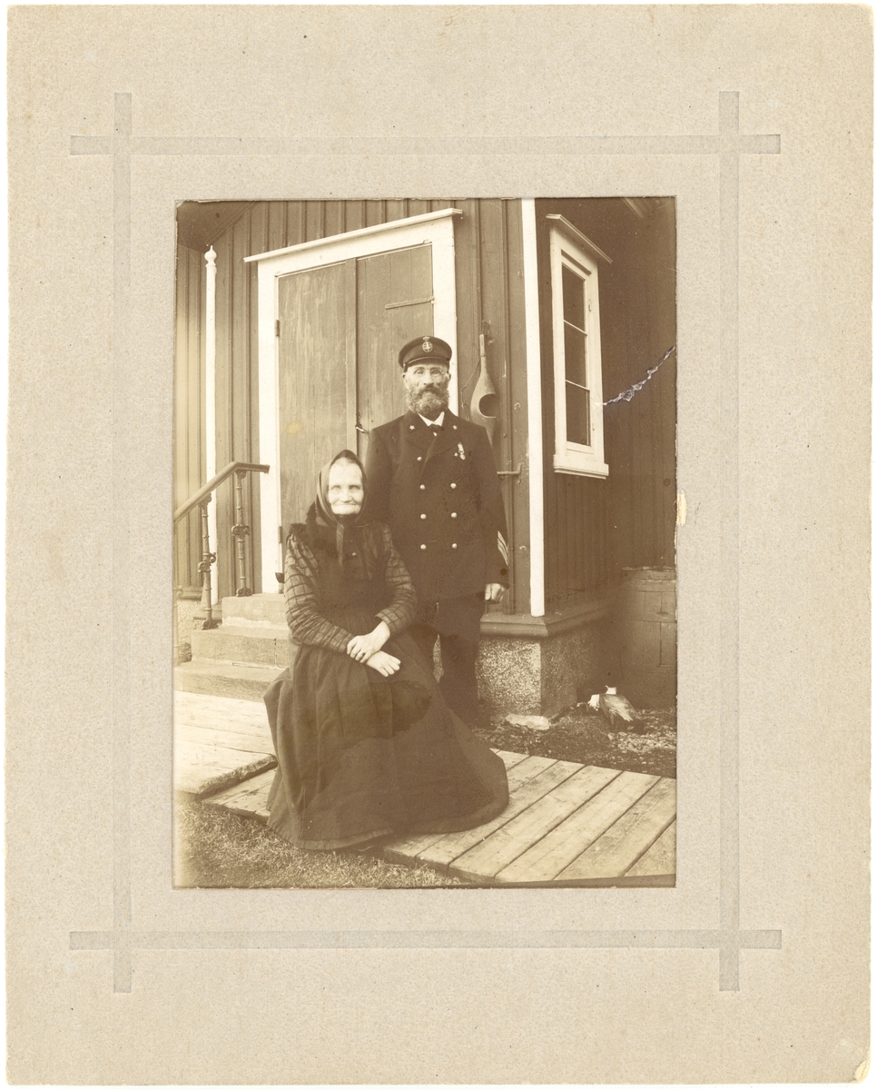 Fyrmästare Carl Erik Lind (1848–1917) med hustrun Katarina (1838–1910) utanför bostaden på Svenska högarna. Fyrvakt vid Svenska Högarna från 1881.