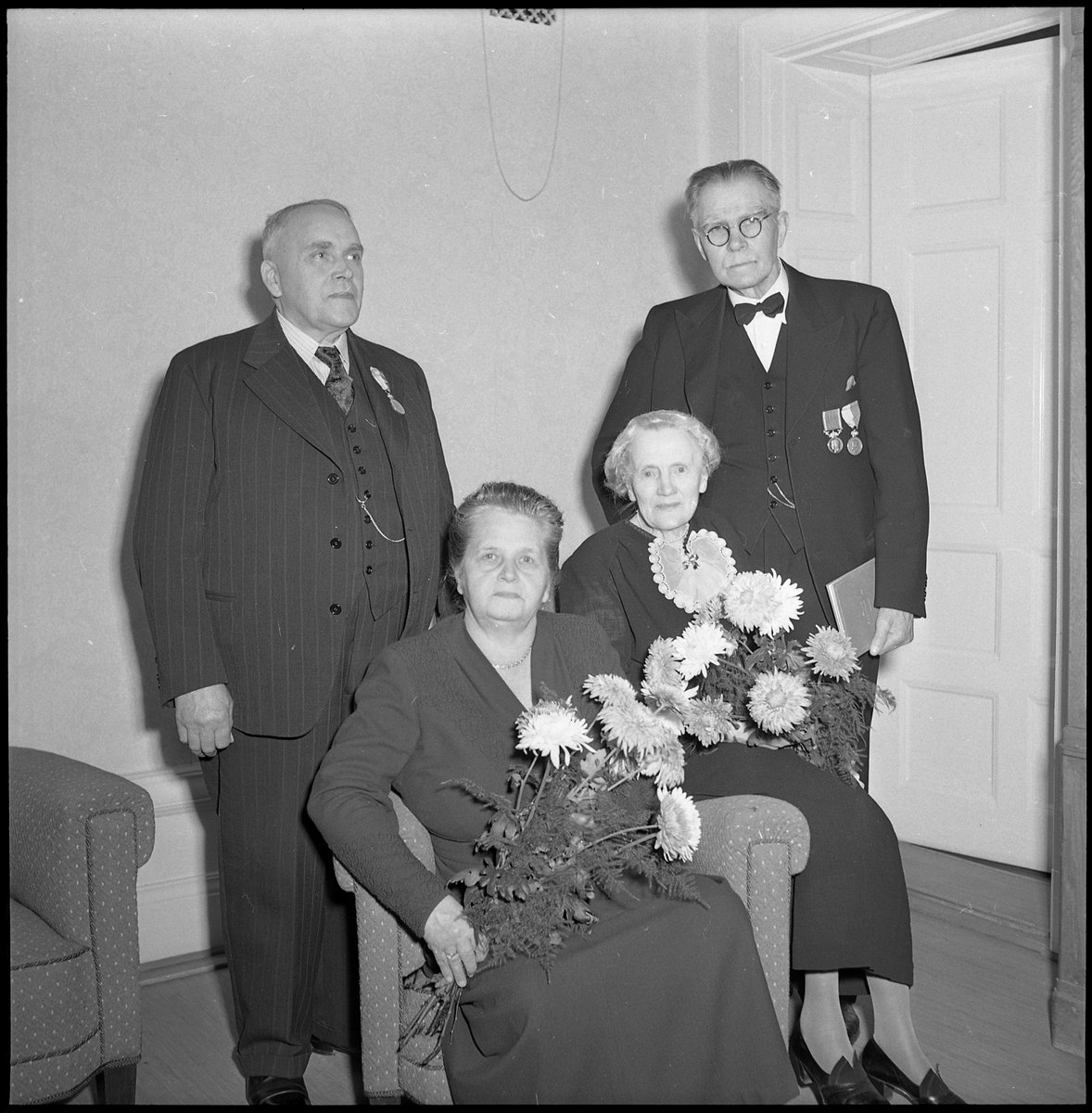 Anna och H.M. Enander tillsammans med ett annat par, eventuellt herr och fru S M Carlsson.