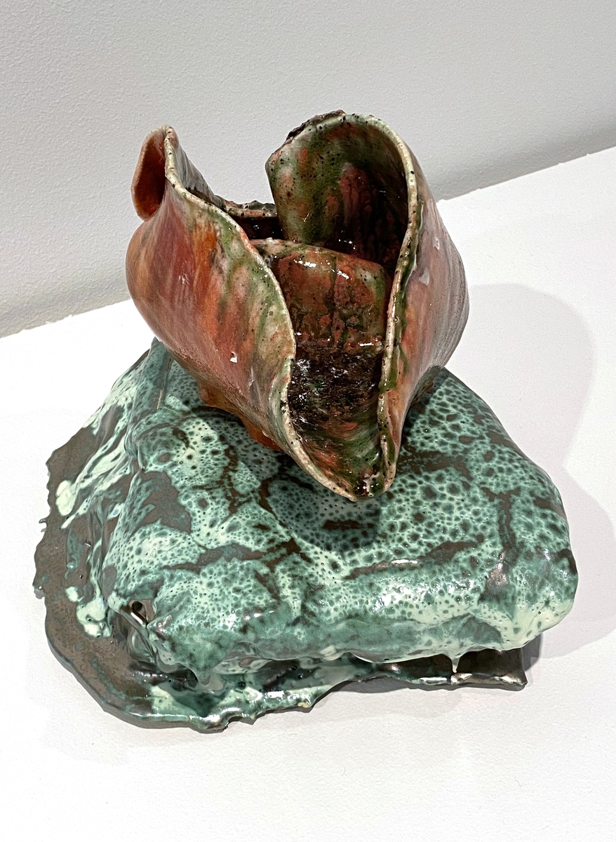 Rosa på grøn pute [Skulptur]