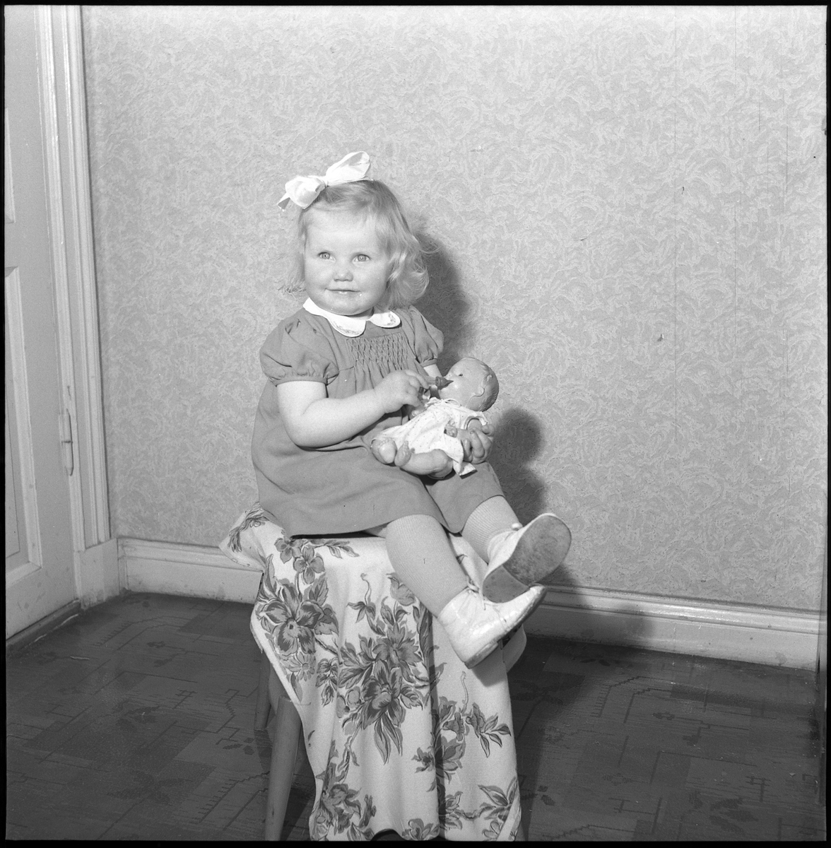 Porträtt av okänd flicka med en docka.