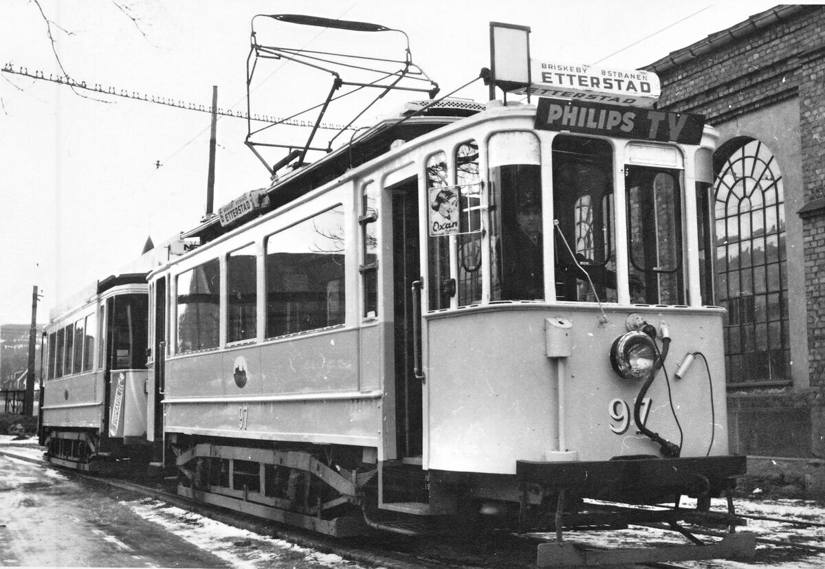 Sporvogn nr. 97 og henger fra Oslo Sporveier av typen SS på linje 6, her fotografert på hagesporet ved vognhall på Majorstuen. 
