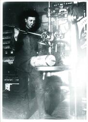 Harald Rydgren i arbeid med søylebormaskin i det mekaniske v