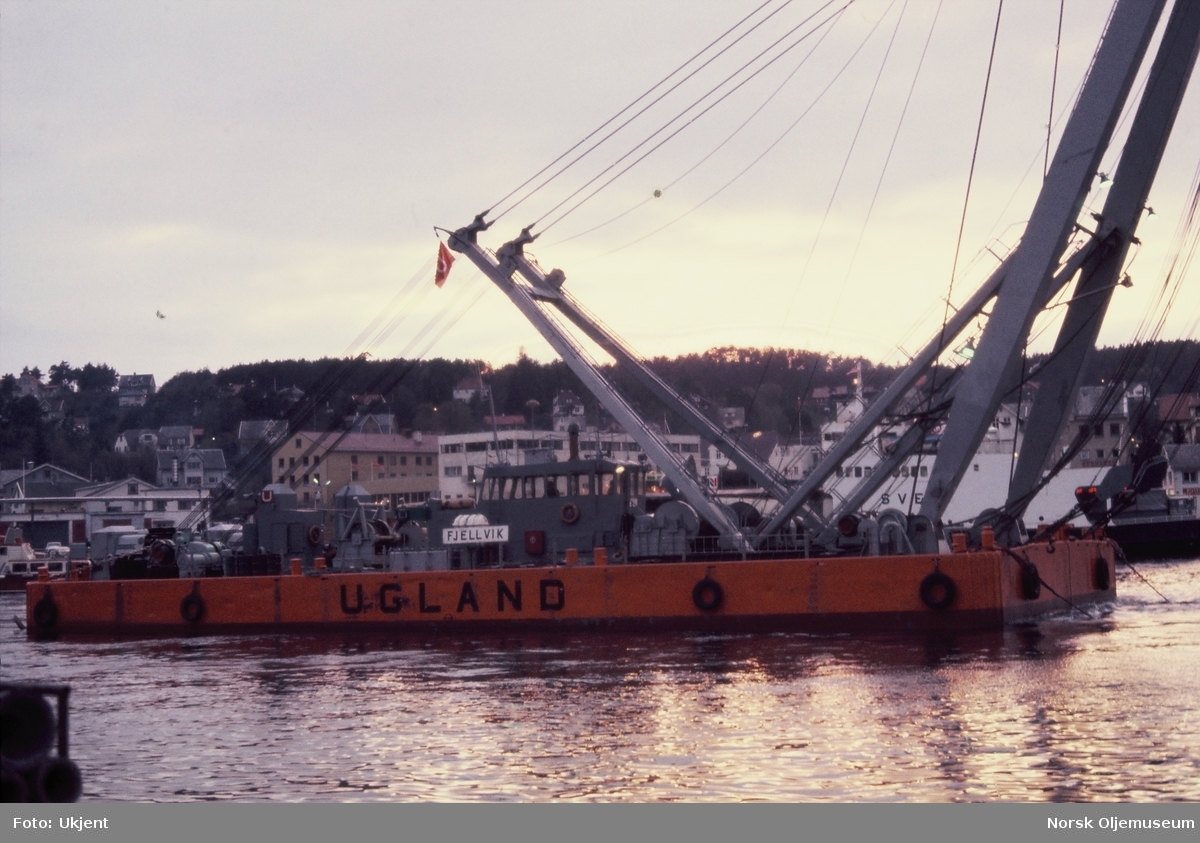 Kranlekteren "Fjellvik" fra rederiet "Ugland" ligger ved Leirvik på Stord. Bilferga "Sveio" ligger bak.