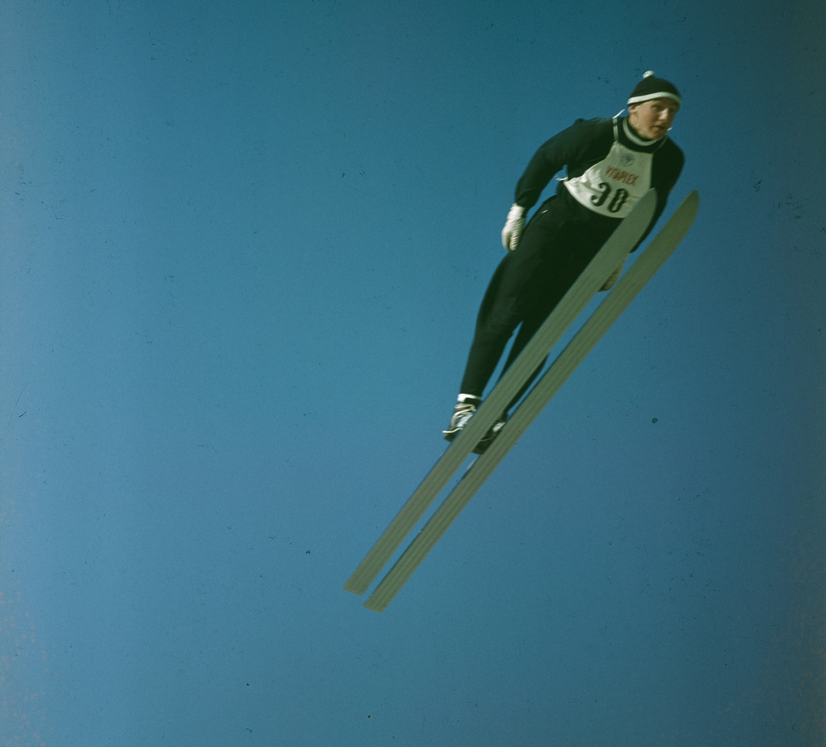 Foto av Bjørn Wirkola som hopper på ski, midt i svevet.