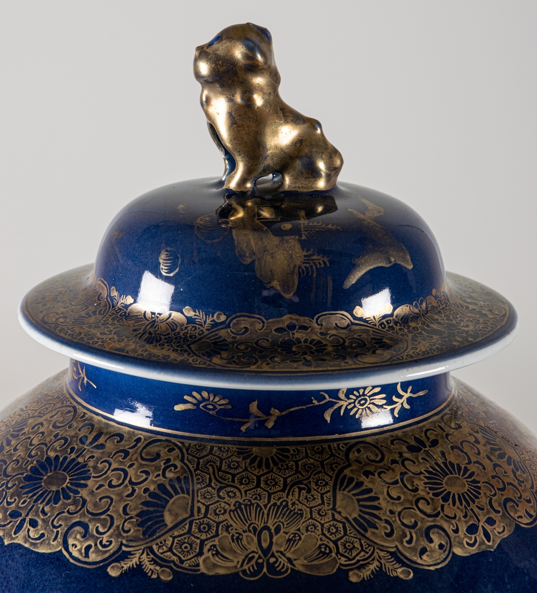 Urna med lock, ostindiskt porslin, dekor i guld på blå botten.
