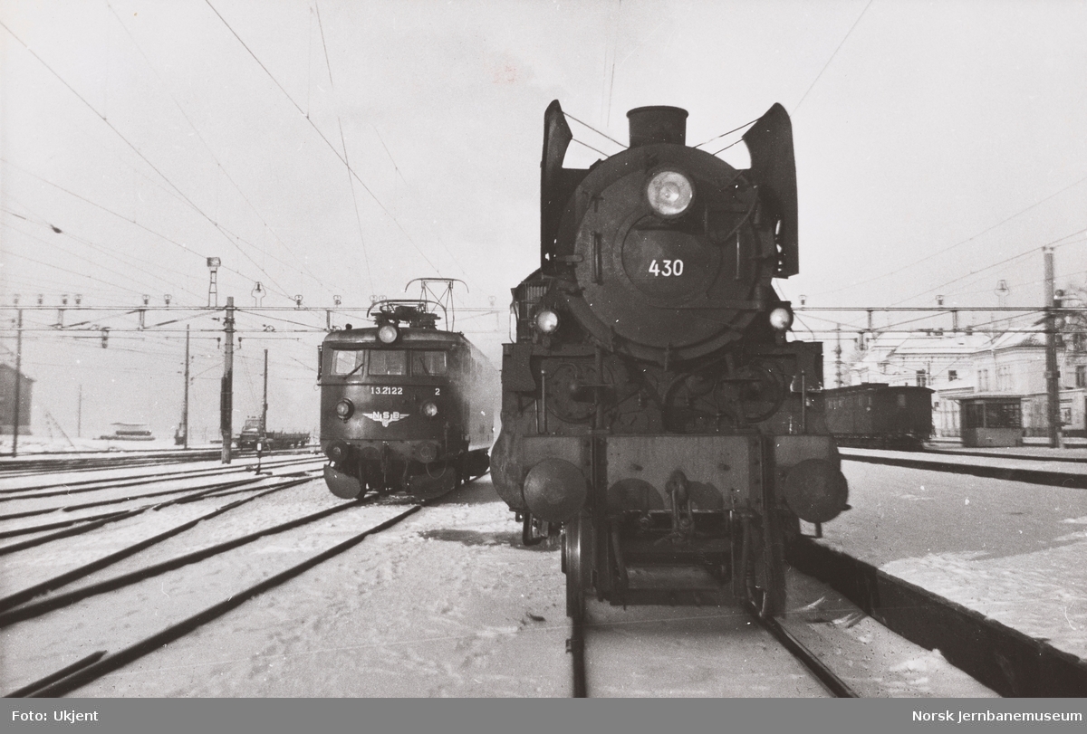 Damplokomotiv type 31b 430 på Hamar stasjon. Til venstre elektrisk lokomotiv El 13 2122