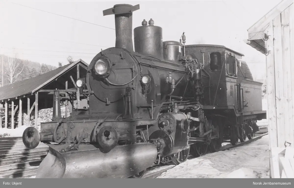 Damplokomotiv type 21b nr. 294 på Kongsberg stasjon.