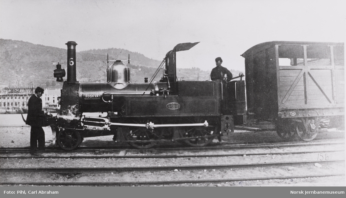 Smalsporet damplokomotiv type III nr. 6 "Røskva" foran godsvogn nr. 139 på Drammen stasjon