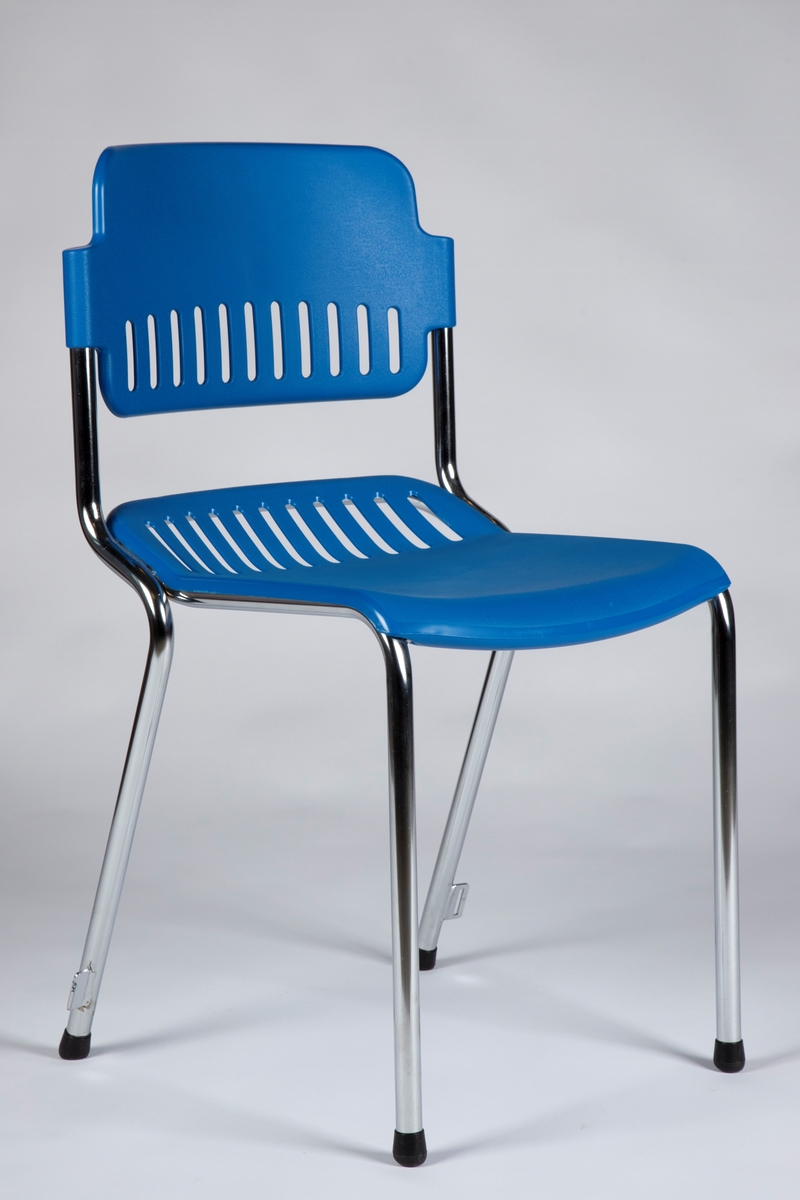 Stol med ramme i forkrommet metall og med åpen rygg. Sete og rygg i støpt, blå plast (polypropylen). Stolen er enkelt ergonomisk formet med 12 gjennombrutte rifler innerst på setet og nederst på ryggen. Stolen kan stables og har feste på hver side av bakbena for side-hekting av stoler i rekke.