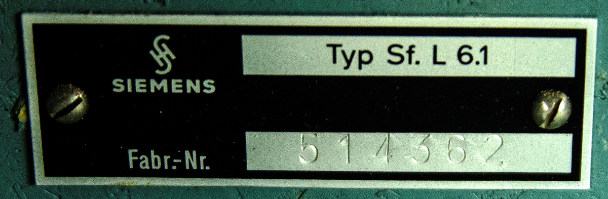 Högtalare Siemens, förstärkare. Typ Sf. L 6.1. Monterad i en grön trälåda. Bärbar, med handtag. Till föremålet sitter en sladd med en stickkontakt. Projektordel, tillhör Kinoprojektor Siemens 2000 16MM.