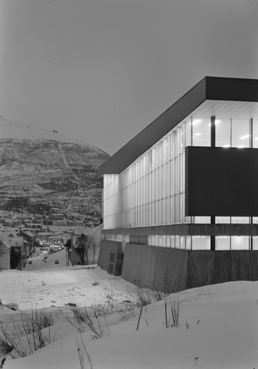 Arkitekturfoto av Idrettens hus i Narvik i mørket.