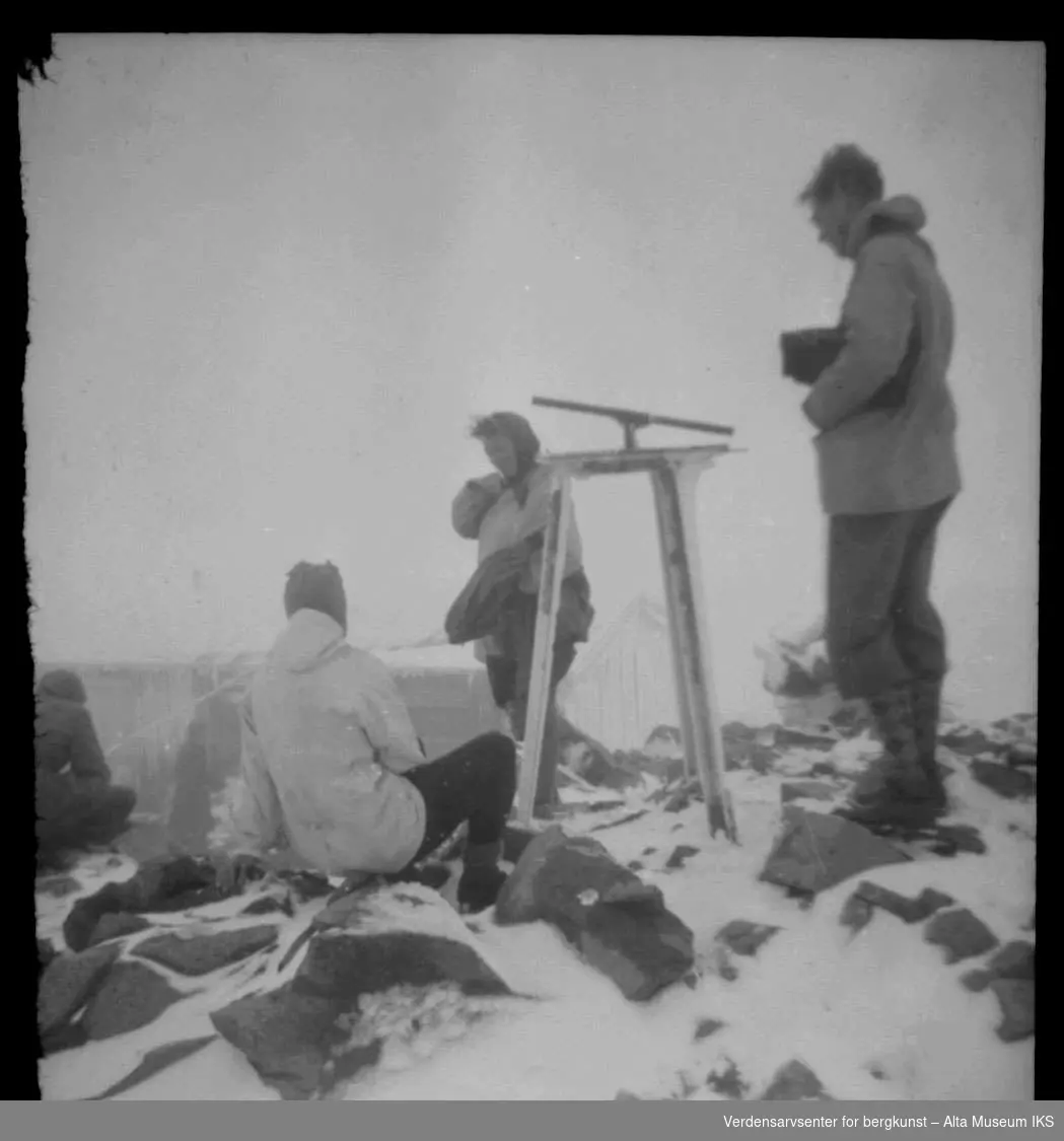 1 kvinne, 3 menn med kikkert på toppen av Galdhøpiggen