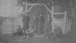 Heitmann sine ved porten, 5.aug 1926. 4 menn, 2 kvinner og 1