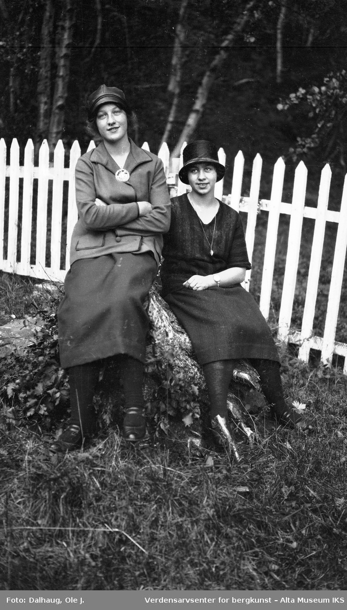 Gudrun og Ingbor på bjørkerota, 5.aug 1926. 2 kvinner ved et gjerde