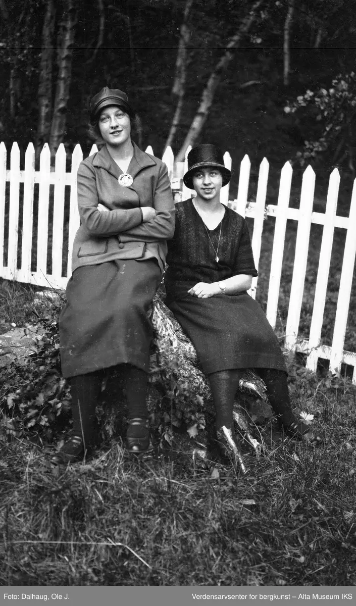 Gudrun og Ingbor på bjørkerota, 5.aug 1926. 2 kvinner ved et gjerde