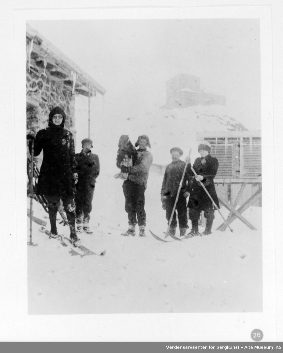 Gruppebilde av 6 personer utenfor nordlysobservatoriet på Haldde.