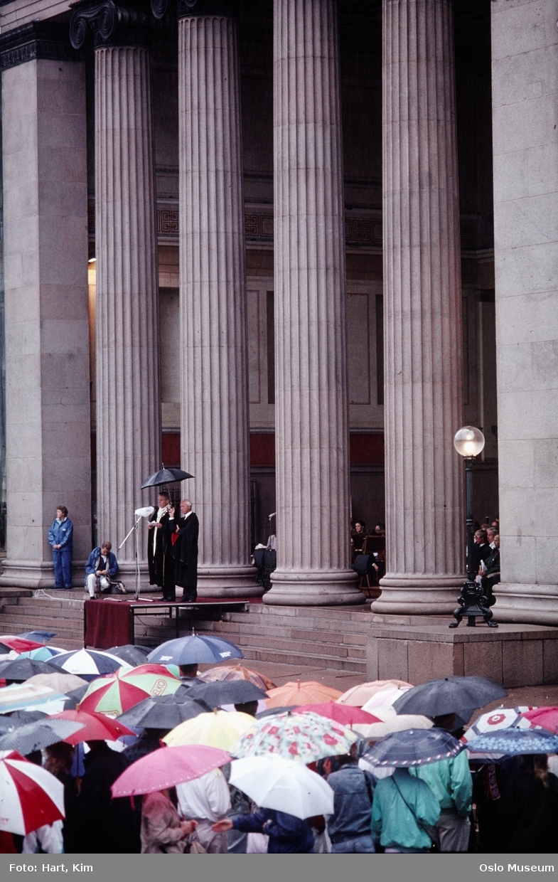Universitetsplassen, immatrikulering, mennesker, paraplyer