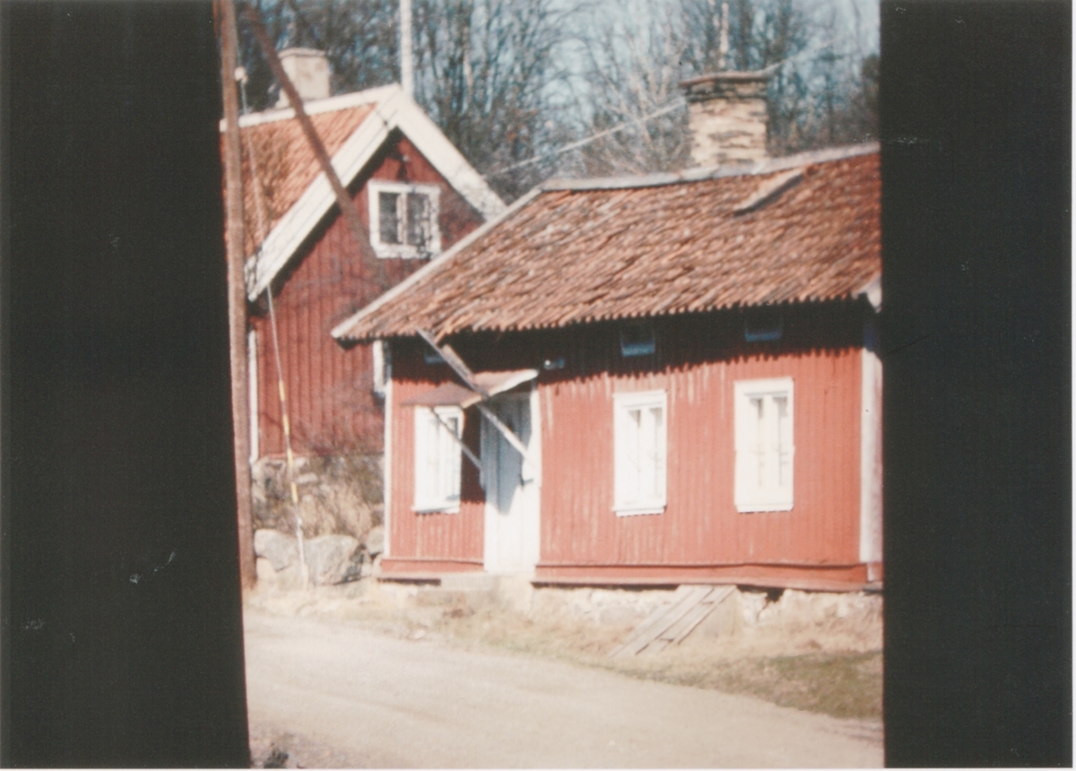 Apelgården 1:3 "Efraims" cirka 1960. Till vänster ses gaveln på "Snickarns". Framför husen ses nuvarande Kålleredgårdsvägen.
Idag ligger fastigheten Apelgården 1:15 Kålleredgårdsvägen 12 på samma plats.
