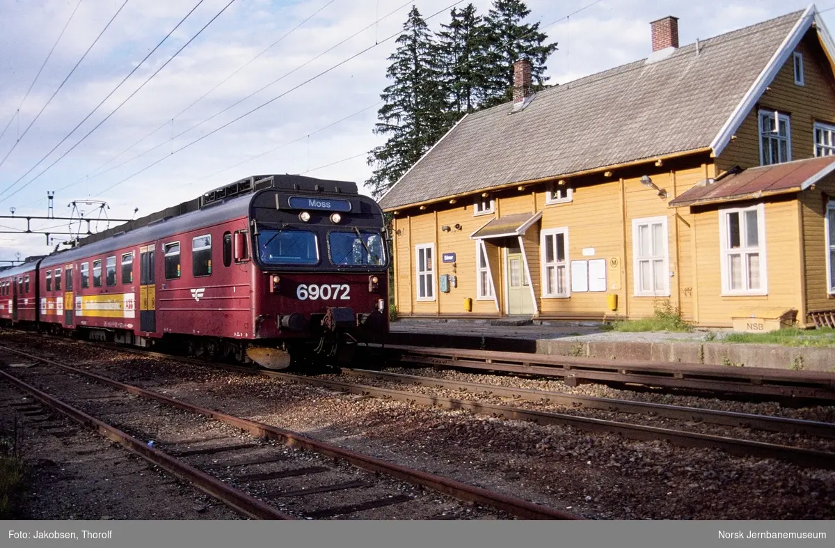 Elektrisk motorvognsett type 69, med motorvogn BM 69 072 fremst, med lokaltog fra Spikkestad til Moss, tog 1133, i spor 2 på Såner stasjon