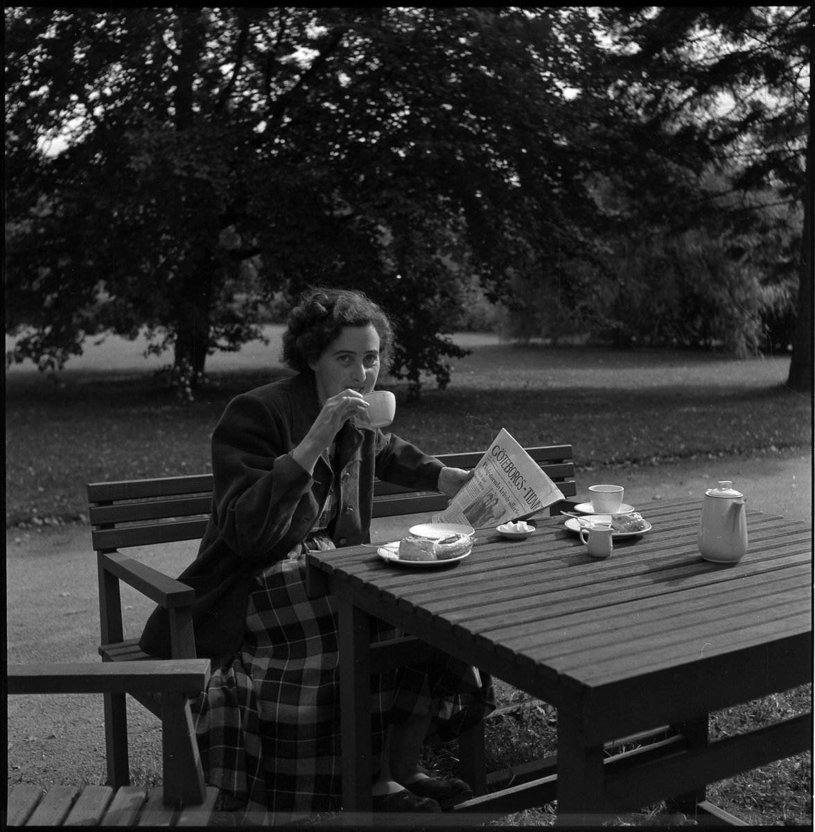 Kerstin Åsén dricker kaffe i Plantaget, sept 1950