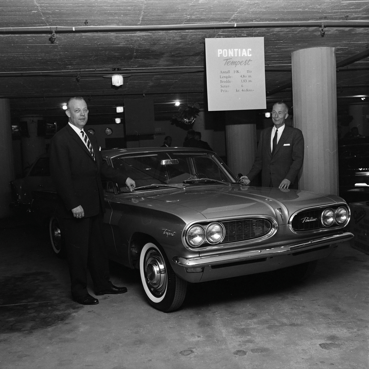 Biler fra bilforhandlere i byen i samarbeid med General Motors utstilt i Hotell Prinsens kjellerhaller