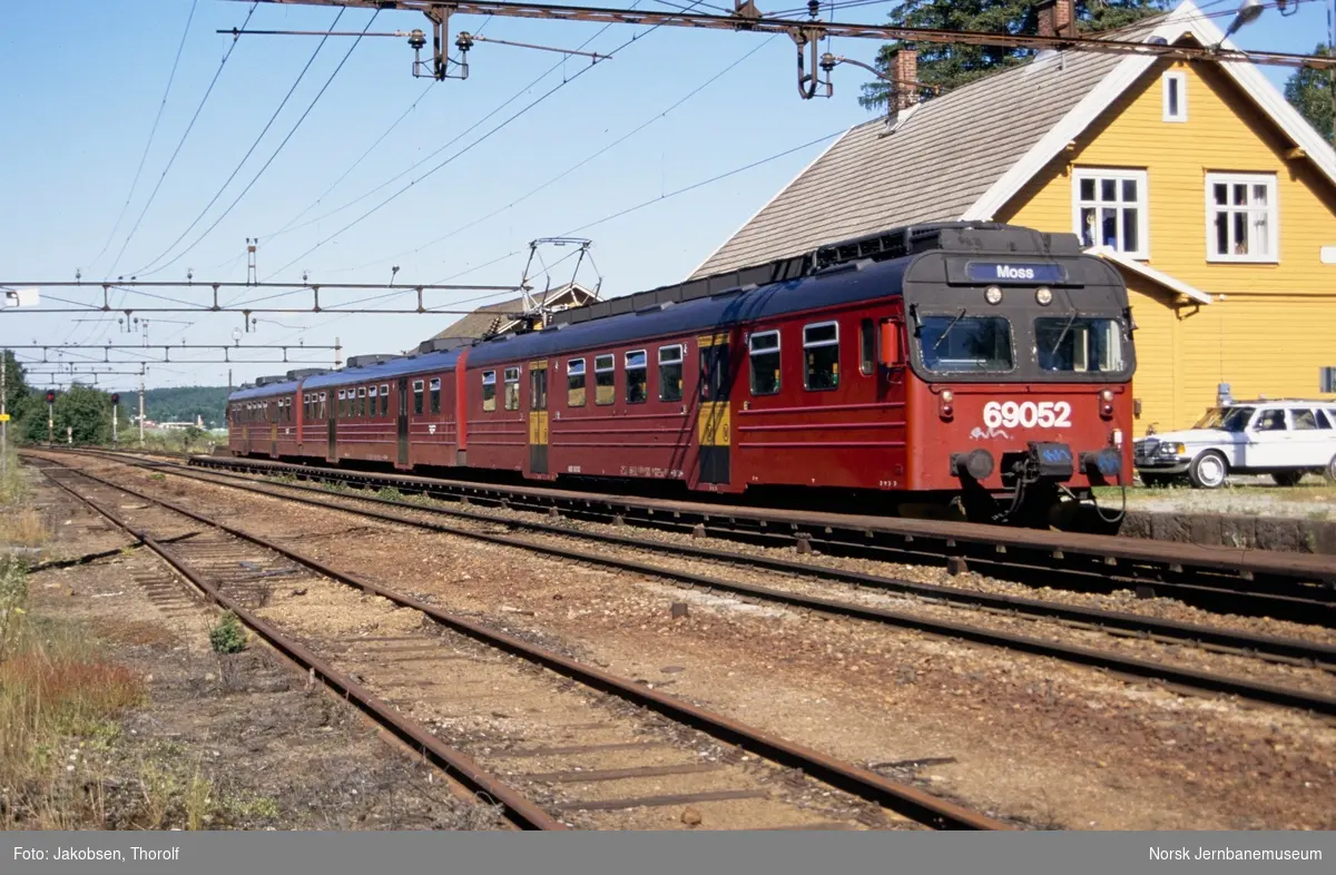 Elektrisk Motorvognsett Type 69 Med Motorvogn Bm 69 052 Fremst Med Lokaltog Fra Spikkestad Til 