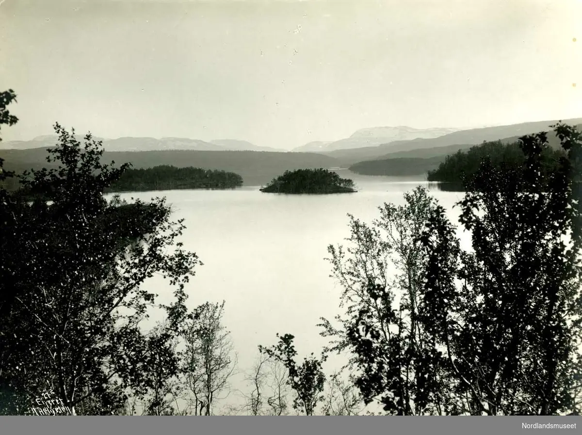 Første bilde (FA.F.10001-0338): Natur. 
Kjelvannet. Utsyn mot holmene sett fra nord. 

Andre  bilde (FA.F.10001-0339): Natur. 
Kjelvannet sett fra nord. 

Begge foto N. Helgesen.