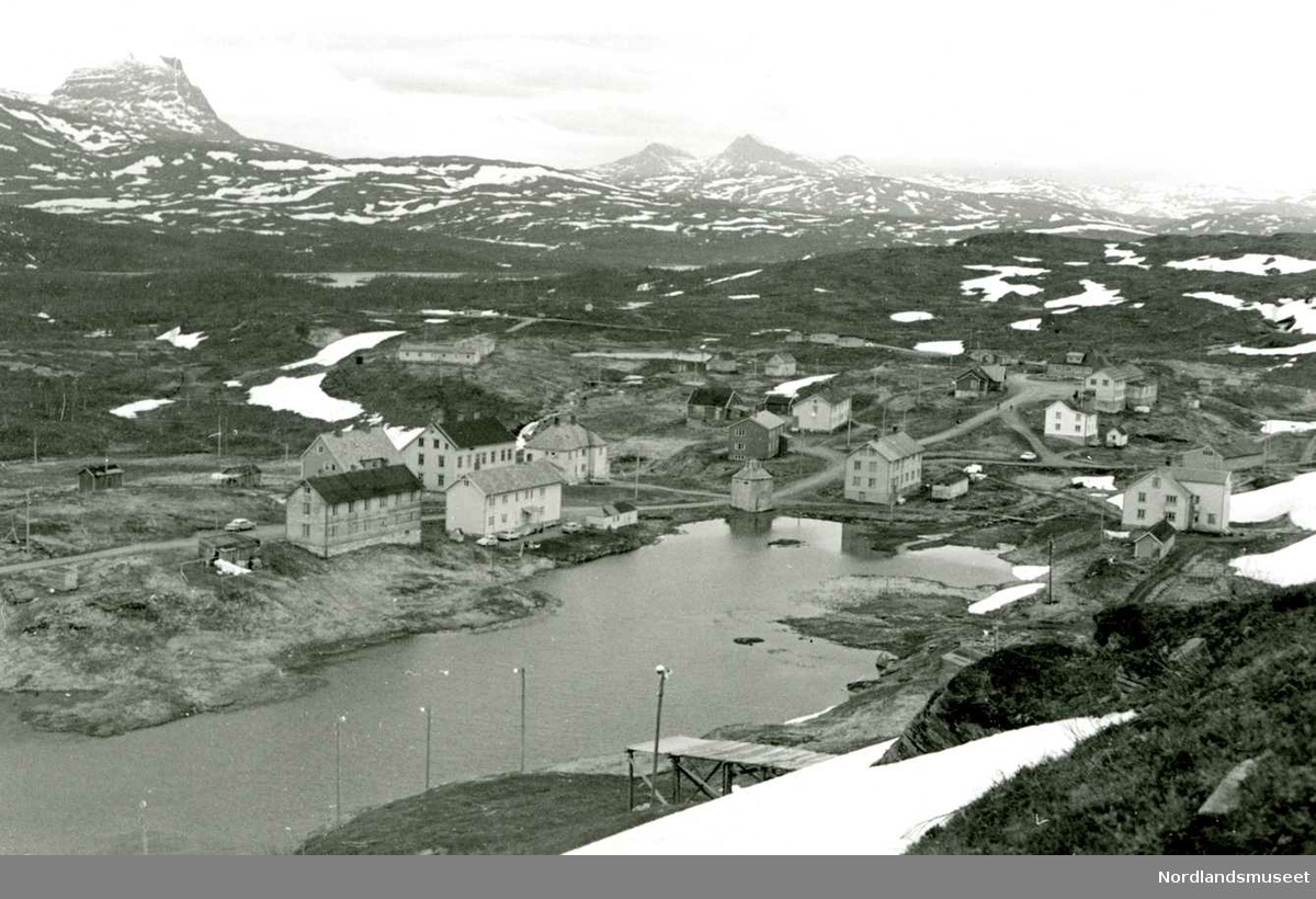 Jakobsbakken. 
Utsikt fra vest med den om vinteren flombelyste ”Storbakken” og Vaffelkak´tjønna i forgrunnen, ca 1950. Foto Ukjent.